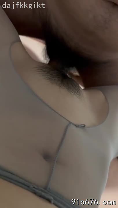 她赤裸的胴体在月光下泛着诱人的光泽，饱满的乳房轻轻颤动，我贪婪地吻着她，感受她身体每一个部位的柔软与火热。 她的呻吟如丝般缠绕着我，我们融为一体，沉醉在极致的快感中。#性爱 #裸体 #情侣AI聊小黄文-你的妻子正在..