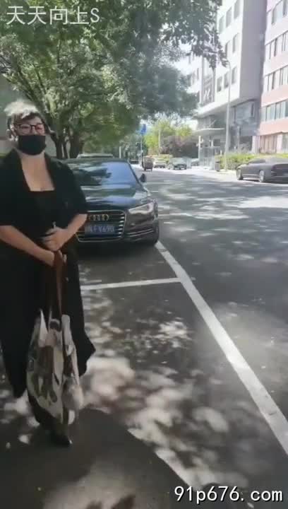 我赤裸着身子，丰满的乳房在灯光下颤动，浓密的阴毛在腿间若隐若现。 你渴望的眼神，让我更加兴奋。#裸体 #诱惑 #性爱