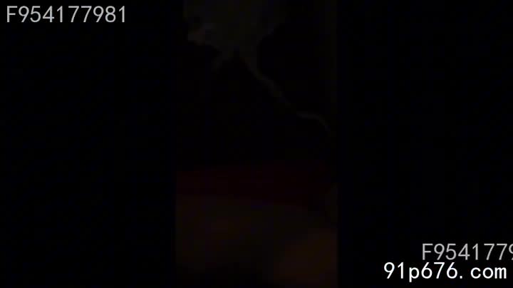 她贴近我耳畔，吐气如兰，淫荡低语挑逗着我的神经。 酥软的胸脯紧贴着我的手臂，每一寸肌肤都散发着诱人的热度。 我无法抗拒，沦陷在这场禁忌的欢愉之中。#偷情 #骚女 #淫荡