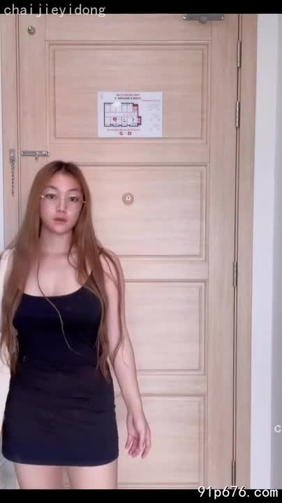 我的36D巨乳在你眼前颤动，丰满肥臀紧贴着你，感受每一寸肌肤的摩擦。#巨乳 #肥臀 #性感