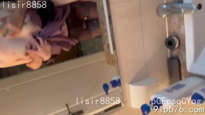 镜中映出我丰满的乳房，完美曲线令人沉醉。他粗暴地进入，我娇喘着抗议：“不要……不要了！去床上……床上要……”#巨乳 #性爱 #自慰