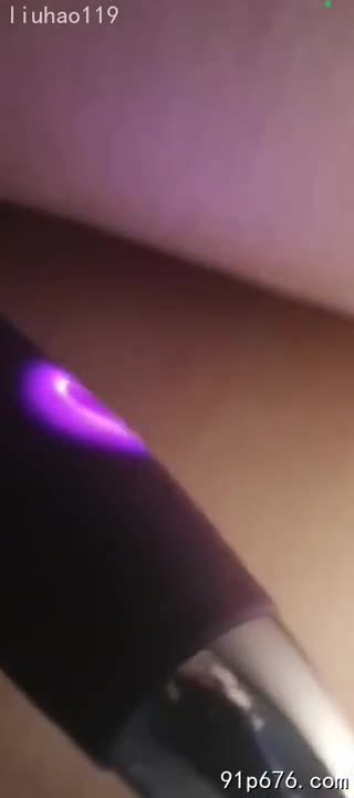 我，哈尔滨某公司财务，穿着丝质衬衫，领口微开，露出精致锁骨和深邃事业线。紧身包臀裙勾勒出丰满的曲线，黑色高跟鞋更显腿长。此刻，我正对着电脑，手指在键盘上飞舞，性感的红唇轻启，一丝妩媚。#职场诱惑 #成熟女性 #丝袜AIBox新增特效-浴室场景-上传照片一键生成