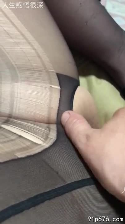 我赤裸着身子，任凭汗水滑过每一寸肌肤。纸条上写着邀请码，你看到了吗？我的身体在颤抖，渴望你的加入。#裸体 #邀请码 #性爱