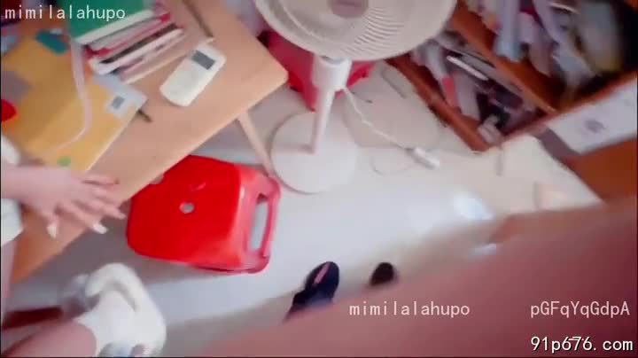 一个月不见，你身上那股熟悉的香水味依然勾人。 我迫不及待地吻上你，感受你柔软的肌肤，以及你颤抖的回应。你的身体紧贴着我，热情如火。#激情重逢 #久别重逢 #情侣精品频道推荐-评论区可搜索