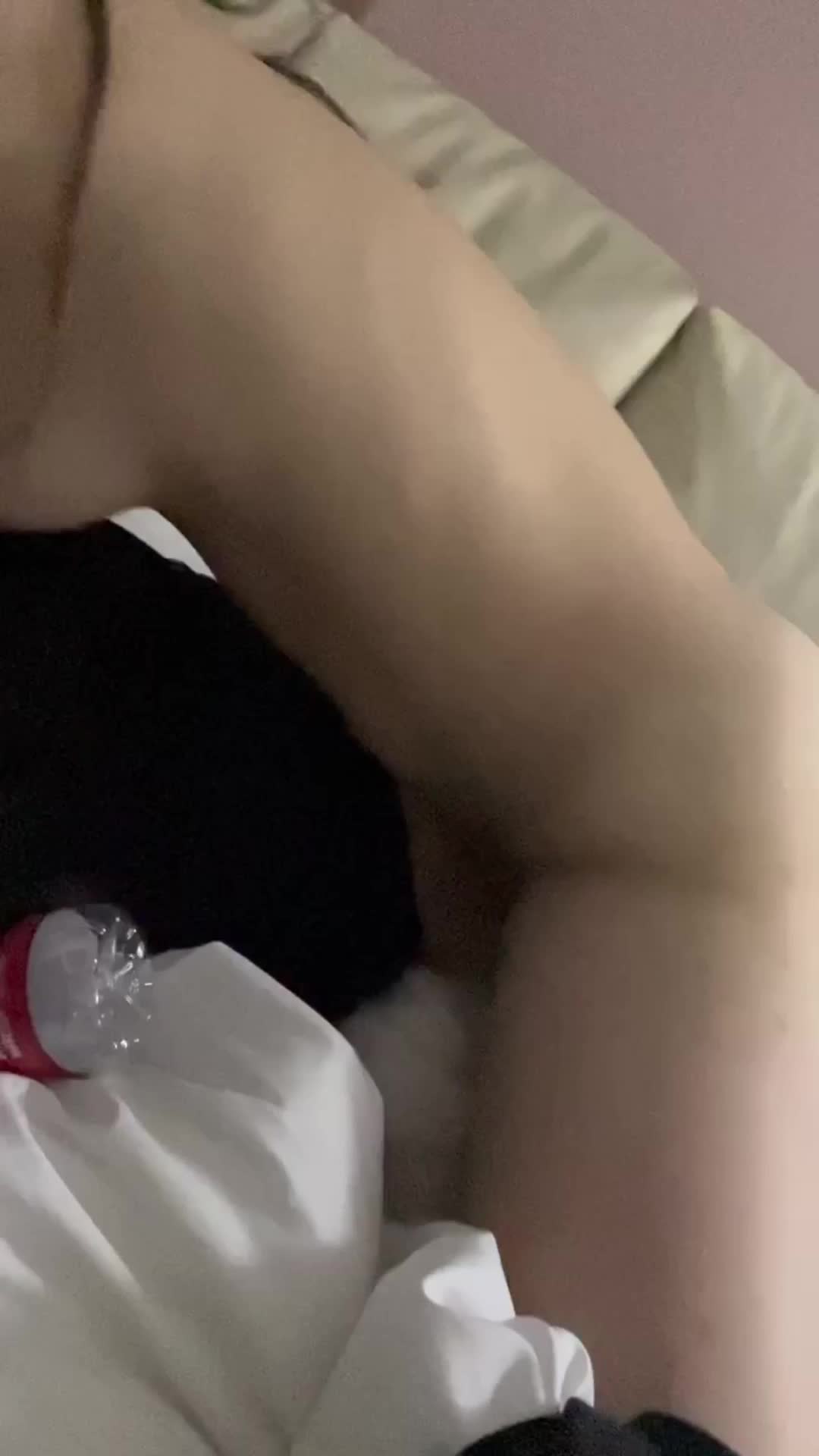 天花板级别泄密在校女大和男友啪啪，大长腿顶级反差尤物镜子前一边后入被操一边看自己发骚的样子