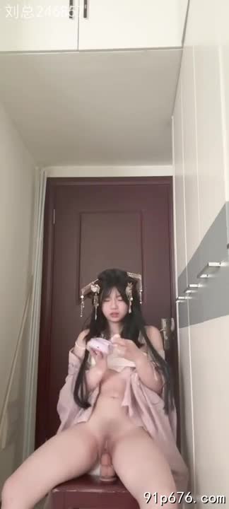 丝滑的汉服下，饱满的酥胸若隐若现，精致的妆容更衬托出淫荡的神情。我解开衣带，雪白的肌肤在灯光下闪耀，手指探入私处，感受着潮湿的快感，呻吟声回荡在房间里。#汉服 #母狗 #自慰AIBox新增特效-女仆+项圈特效-上传照片一键生成【少妇白洁】同人角色（点击直聊）NovelNAI女友机器人美图画师|成人绘画|NSFW