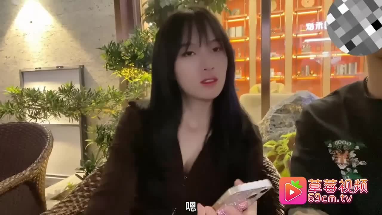 #反差婊粘人小妖精让男友无从招架，只能起来干