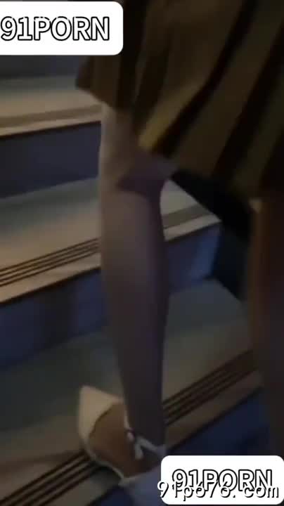 网吧昏暗灯光下，她裙子被我粗暴褪下，娇喘混合着键盘敲击声。门外脚步声越来越近，我顾不上后果，只想将她彻底征服。#网吧 #偷情 #禁忌