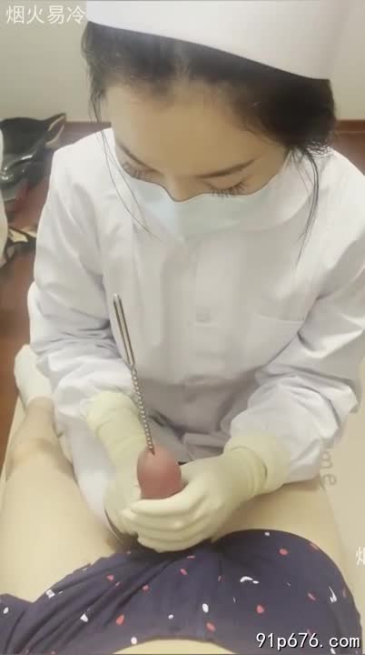 护士服滑落，女王姐姐的丰腴雪白在眼前晃动。长马眼棒没入深处，我狠狠抽送，射在她温热柔软的体内。极致快感，难以言喻。#女王 #护士服 #高潮