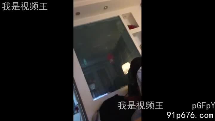他不在，我主动解开嫂子的睡衣，饱满的酥胸在眼前晃动。肌肤相贴，她喘息着，我感受着彼此的热情，直到高潮迭起，浑身颤抖。#偷情 #嫂子 #高潮
