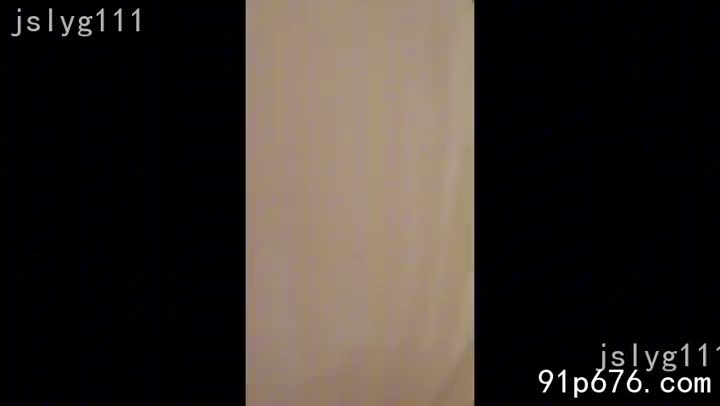 我贪婪地吮吸着她的蜜穴，感受着体内喷涌的快感，她娇喘连连，身体扭动，高潮一波接一波。她的丰满酥胸紧贴着我，散发着诱人的体香。#人妻 #偷情 #高潮