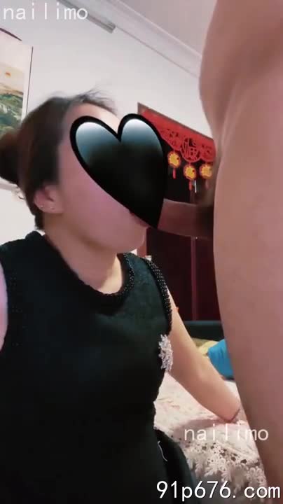 指尖的快感和体内跳动的震动交织，鸡肉的香气与情欲的热浪融合，我呻吟着，高潮迭起，然后，粗大的肉棒狠狠贯穿，极致的快感将我淹没。#自慰 #高潮 #性爱