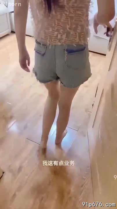 她丰腴的胴体在月光下散发着诱人的光泽，饱满的双乳几乎要从低胸的睡衣中溢出来，成熟女人的韵味令人窒息。我无法抗拒她身上散发出的荷尔蒙气息，只想将她紧紧拥入怀中。#少妇 #成熟 #性感