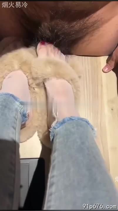 我脱下西西牛仔裤，雪白丝袜包裹的双腿缠绕在他腰间，在他身下扭动。他粗大的鸡巴抵在我的脚心，我用脚趾感受着他的每一次抽动，然后，他射在了我的脚上。#足交 #白丝 #牛仔裤