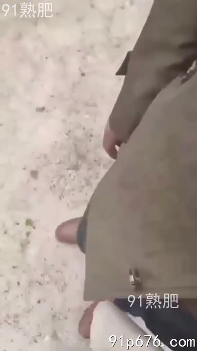 她丰腴的胴体在月光下闪耀，每一寸肌肤都散发着诱人的芬芳。我贪婪地索取着她的热情，感受她体内喷涌而出的快感，那是极致的欢愉。#熟女 #野战 #高潮