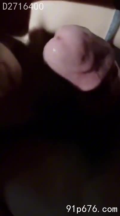 她紧致的牛仔裤包裹着浑圆的臀部，我迫不及待地拉下她的内裤，感受她体内湿润的热度。 闺蜜在一旁痴迷地看着，眼神中充满了渴望。#地下情 #三人行 #闺蜜共享