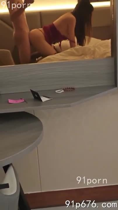 他狠狠撞击着我的阴户，每一次抽插都让我颤抖，潮水般快感一波波涌来，我紧紧抱着他，发出销魂的呻吟。#性爱 #高潮 #粗暴