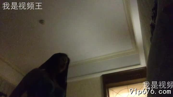 他猛地推开我，我裙子滑落，春光乍泄。他贪婪地吻着我，手指探入我的深处，我发出销魂的呻吟，感受着体内翻江倒海的快感。他粗暴地进入，我紧紧抱住他，任由他肆意索取。#偷情 #人妻 #性爱
