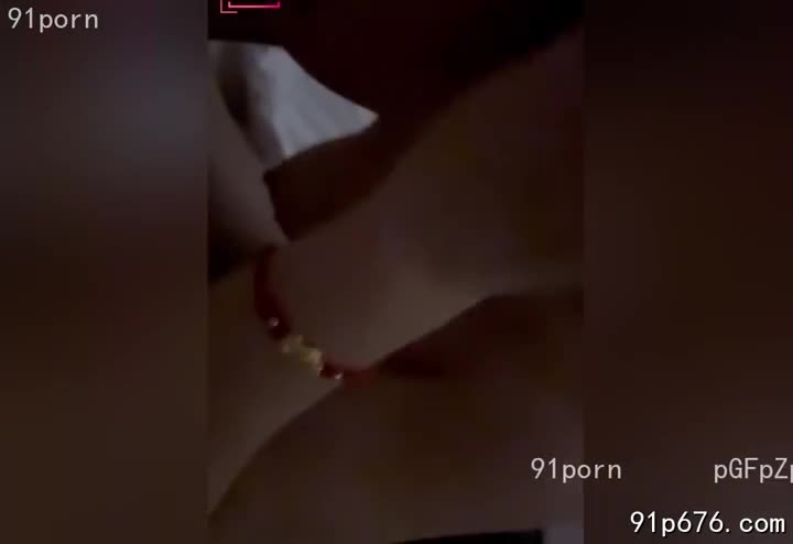 丝袜下，腿若凝脂，裙摆轻扬间，春光乍泄。你老公？他此刻大概正在梦里回味吧。#性感尤物 #丝袜诱惑 #偷情