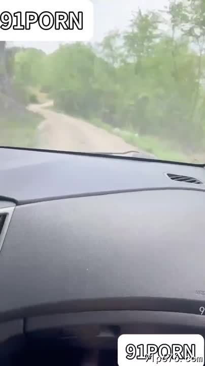引擎轰鸣，路边荒草掩映下，我粗暴地撕扯她的衣衫，她颤抖着，丰腴的胴体在阳光下泛着油光。 每一个来往的车辆，都目睹着我们赤裸的欢愉。#公路激情 #禁忌之恋 #偷情StableDiffusion一键生图，低操作门槛，画出你心目中的女神