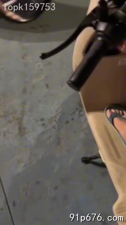 我穿着暴露的蕾丝内衣，在路边搔首弄姿，丰满的乳房若隐若现，挑逗路过的每一个男人。紧身牛仔裤勾勒出我完美的臀部曲线，眼神中充满了挑衅和渴望。#人妻 #性感 #路边诱惑AIBox新增特效-肛交特效-上传照片一键生成你的女邻居衣衫不整的给你开了门-NovelN_AI女友机器人