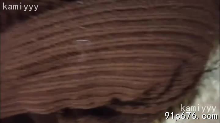 她柔软的曲线在灯光下格外诱人，我再也忍不住，粗暴地撕开她的衣衫。她喘息着，身体扭动，我贪婪地索取着她的每一寸肌肤。 高潮来临之际，我们都失声痛哭，汗水交融。#熟女 #强暴 #办公室恋情你的女邻居衣衫不整的给你开了门-NovelN_AI女友机器人