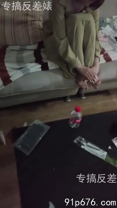 失恋的泪水还未擦干，她的身体却已在我身下颤抖。柔软的肌肤，饱满的胸脯，绝望中释放的热情，让我沉沦。 每一寸肌肤都如此细腻，我贪婪地索取着她的回应。#禁忌的爱 #失恋疗伤 #肉体慰藉