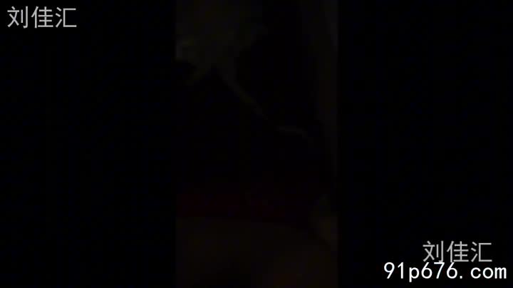 我被她挑逗得神魂颠倒，她淫荡的喘息声和挑逗的话语，在我耳边回荡。她丰满的胸部，紧致的臀部，在月光下散发着诱人的光泽，我无法抗拒她的诱惑。#偷情 #淫荡 #性爱