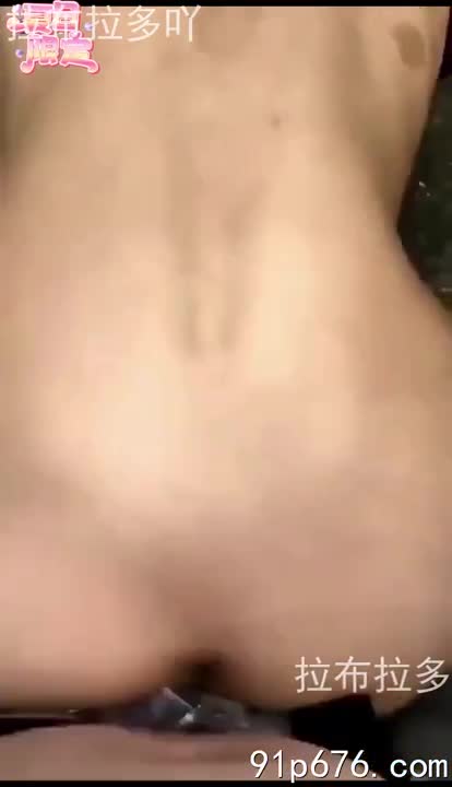 他出差了，家里空荡荡的，寂寞难耐。公园的夜色正好，我主动献上自己，他从身后进入，粗暴而热烈。#熟女 #后入 #偷情