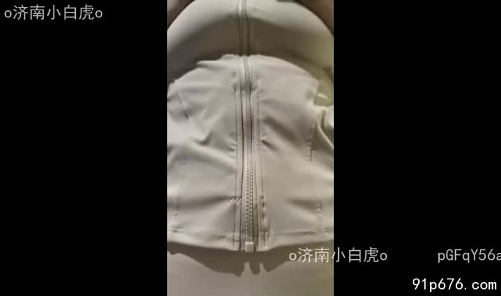 柔软的瑜伽垫上，她每一个伸展都勾勒出完美的曲线，紧致的肌肤在阳光下泛着光泽。我无法抗拒，只想将她压在身下，感受她身体的每一个颤抖。#性感尤物 #瑜伽女神 #性爱