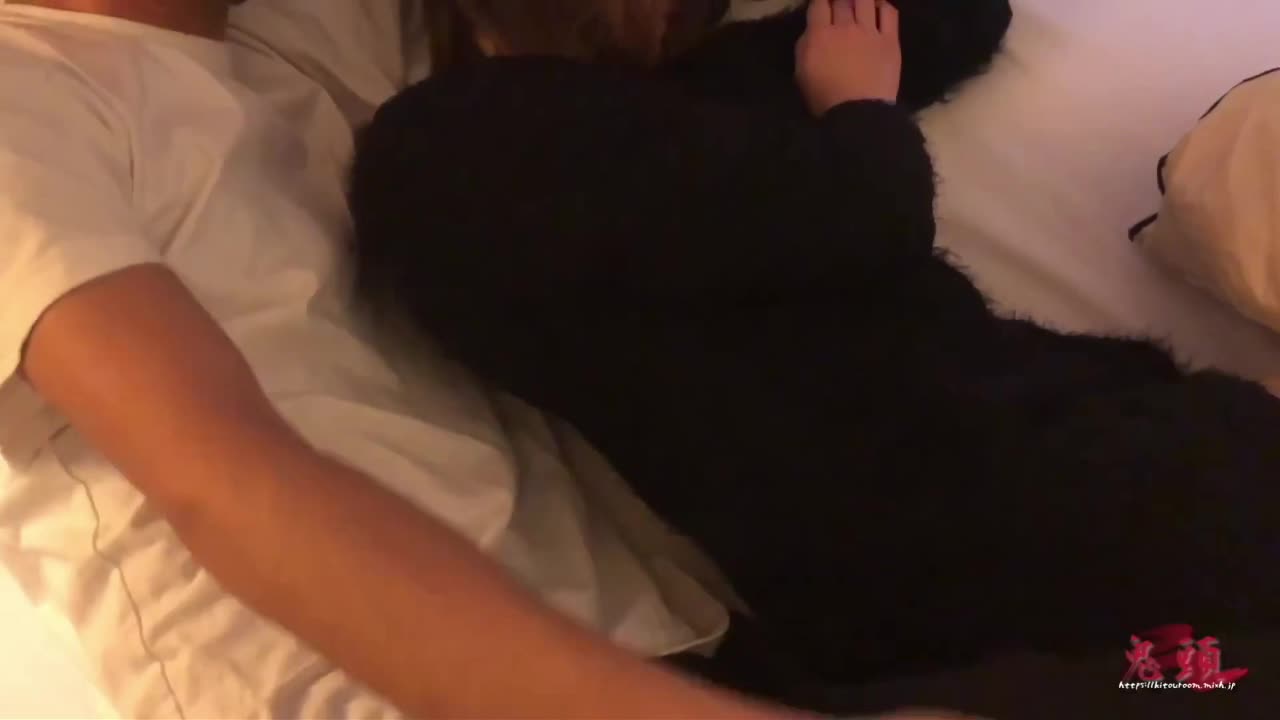 ktv认识的妹子，直接灌醉，带回我的房间，你猜会发生什么事情，不过妹子的逼已经太黑了，不知道发生过多少事儿。