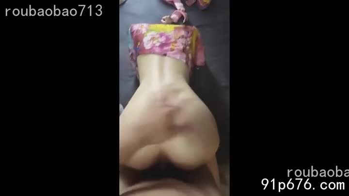 我弓起身，感受他挺进的力道，每一次抽送都撞击着我的深处。他粗重的喘息与我的呻吟交织，汗水浸湿了我们的肌肤。他从背后紧紧抱着我，感受着我身体的颤抖。#后入 #女友 #高潮