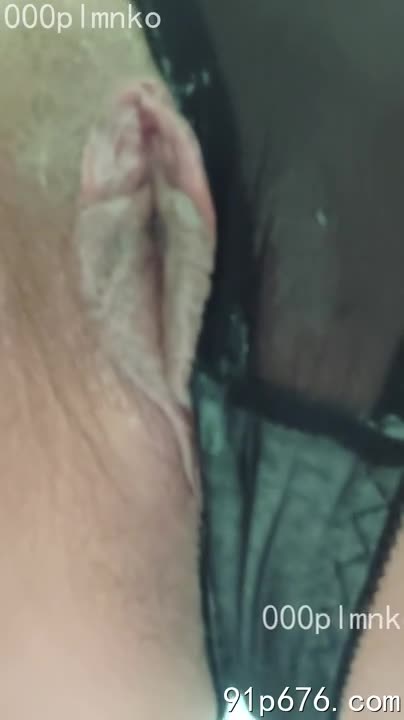 我看见妻子在家自慰，她那淫荡的身姿，丰满的乳房在颤抖，真是个骚货。#妻子 #自慰 #骚货AIBox新增特效-女仆特效-上传照片一键生成角色上新-你的女上司江婉如-纯爱轻M剧情
