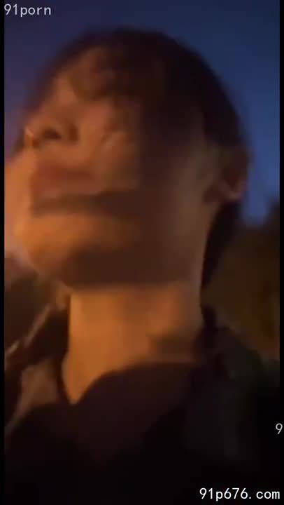 我偷窥到大学妹和姐夫的视频裸聊，她雪白的肌肤，饱满的胸部，在镜头前毫无保留地展现。姐姐冲进来时，她惊恐的表情，以及姐夫慌乱的动作，都清晰可见。#偷窥 #裸聊 #姐夫