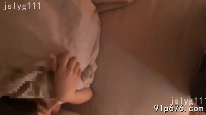 他眼神贪婪地在我身上游移，指尖轻抚我粉嫩的乳尖，挑逗得我浑身颤抖。我主动解开他的衣扣，感受他滚烫的肌肤贴近我的身体，狂野的性爱在此刻爆发，销魂的呻吟回荡在房间。#偷情 #爆操 #美乳