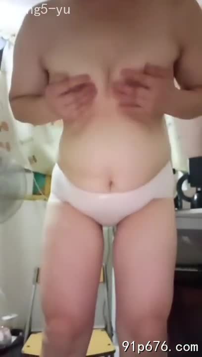 丰腴的胴体在镜头前毫无保留，成熟的肉体散发着诱人的光泽，淫水肆意流淌，画面充满了原始的性张力。我陶醉于这极致的放纵。#熟女 #淫水 #自拍拥挤的火车上，你的欲望无从发泄(点击直聊) NovelN女友机器人视频换脸模板频道18+每日更新