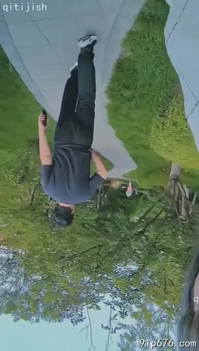 烈日下，丹夫人的雪白酥胸在低胸吊带上若隐若现，紧致的牛仔短裤勾勒出修长笔直的双腿，汗水浸湿了她身上的每一寸肌肤，更显诱人。我贪婪地注视着，她浑然不觉，专注地挑选着商品。#丹夫人 #户外激情 #性感尤物