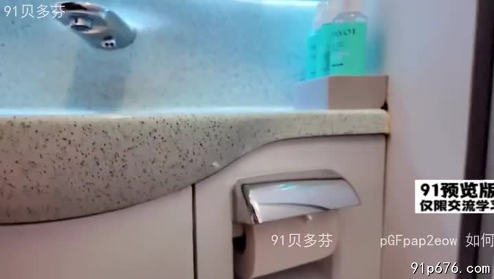 狭窄的机舱厕所，我紧紧抱着肉鞭器，粗喘着，飞机颠簸的节奏与体内撞击的快感交织。出来时，乘客们好奇的目光如潮水般涌来，我却只想沉溺在余韵里。#飞机性爱 #肉鞭 #公共场所