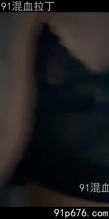 她，有着深邃的碧眼和一头金色的卷发，高挑的身材包裹在紧身牛仔裤和一件黑色蕾丝 bralette 里，玲珑的曲线呼之欲出。此刻，她正慵懒地躺在我的怀里，修长的腿交叠着，眼神迷离而魅惑。#混血女友 #性感尤物 #火辣身材动漫|漫画|连载|H漫大合集