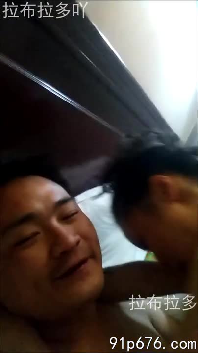 他粗暴地进入，我弓起背，浪叫声此起彼伏。汗水浸湿了我们的身体，交缠的肢体在床上剧烈碰撞。我紧紧抱着他，感受着体内翻涌的快感，直到我们同时到达巅峰。#少妇 #性爱 #炮友