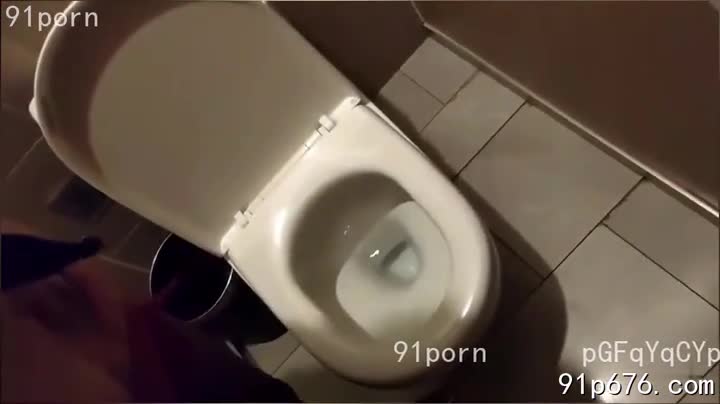 她，高挑的身材，精致的妆容，职业套装下隐约可见的曲线，让我心跳加速。在购物中心的厕所里，她主动解开衬衫，雪白的肌肤，饱满的胸部，一切都是那么诱人。#性爱 #偷情 #厕所AIBox新增特效-口交特效-上传照片一键生成NSFW成人文件夹大全，一键关注所有有趣的频道
