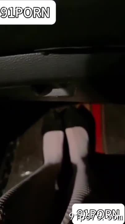 我把她按倒在野草丛中，粗暴地撕扯她的衣衫，感受她颤抖的身躯和绝望的哭喊。 我的欲望像野兽般吞噬着我，我狠狠地贯穿了她，感受着她的紧致与反抗。#强奸 #乱伦 #野外AIBox新增特效-抚胸自慰特效-上传照片一键生成