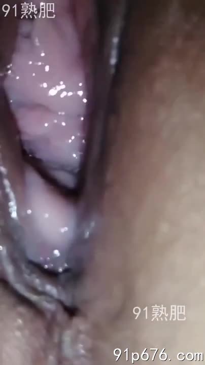我被她紧紧抱着，感受着成熟女人的体香和柔软肌肤。她丰满的胸部压在我的身上，每一个动作都充满了挑逗。她熟练地掌控着节奏，发出令人沉醉的喘息声。#熟女 #性爱 #操逼角色上新-教师王洁-少妇白洁同人角色-小黄文畅聊NovelN