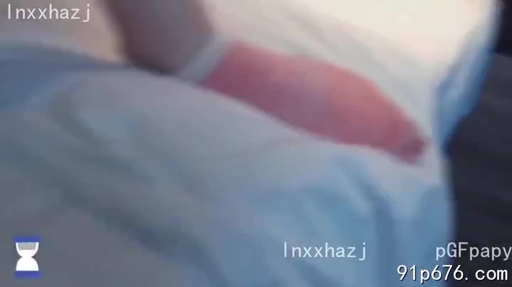 我撕裂她的衣衫，感受她颤抖的身躯，雪白的肌肤上留下我的痕迹。她绝望的眼神，却激起我更深的征服欲。我狠狠地要了她，一次又一次，直到她精疲力尽，泪流满面。 她的身体，是我的战利品。#婚内出轨 #强暴 #性奴隶