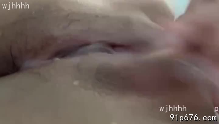 我赤裸着身体，手指探入花蕊，感受着潮湿的紧致。一波波快感如电流般窜过全身，我无法抑制地颤抖，直到喷涌而出，浑身瘫软。#自慰 #高潮 #喷水