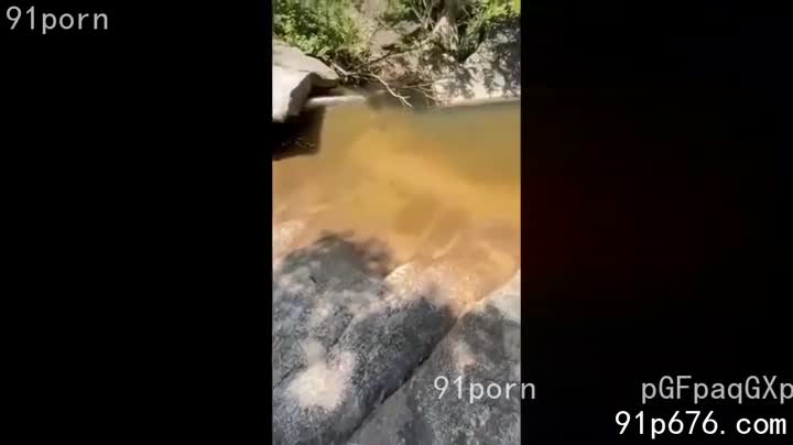 五一，山涧的野餐，阳光洒在她裸露的肌肤上，我迫不及待地撕开她的衣衫，感受她身体的颤抖和热情。她的呻吟在山谷回荡，野战的快感，极致的释放。#野战 #性爱 #激情