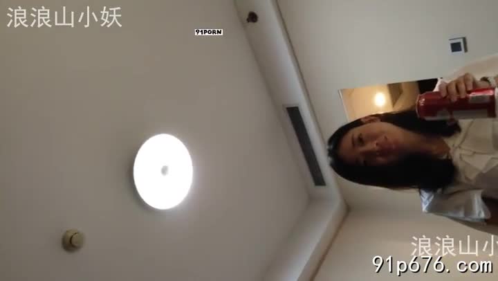 她，42岁，丰腴的胴体在丝质睡衣下若隐若现，成熟妩媚的眼神勾魂摄魄。我轻抚她细腻的肌肤，感受着岁月沉淀的韵味，她回应我的热情，身体的每一个细胞都渴望被占有。#熟女 #肉体 #情欲