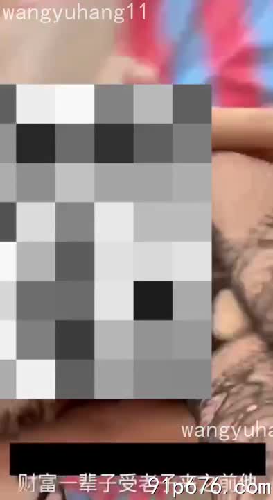 我迫不及待地脱下她的丝袜，感受着她的肌肤，滑腻而温暖。她喘息着，眼神迷离，丰满的乳房在颤抖。我吻遍她的全身，每一个角落都充满着欲念。#人妻 #出轨 #性爱