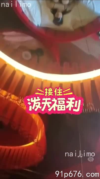 我粗暴地操弄着熟妇肥硕的身躯，她肥厚的腿间，骚穴清晰可见，我用力抓住她颤抖的肉球，阿姨发出销魂的呻吟。#熟妇 #肥臀 #性爱