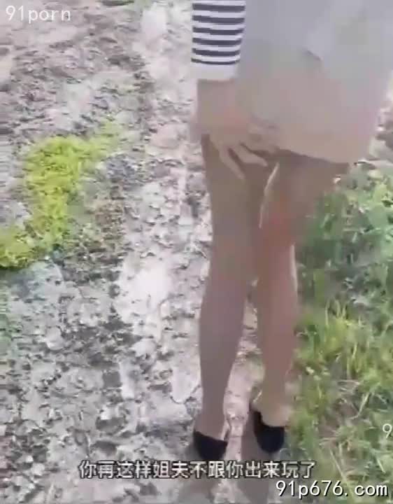 烈日下，我赤裸着身体，站在高速公路旁，任凭风吹乱我的长发，感受着飞驰而过的车辆带起的热浪，以及司机们贪婪的目光。我的肌肤在阳光下闪耀着诱人的光泽，每一寸都渴望被触摸。#公路诱惑 #性感尤物 #大胆挑衅